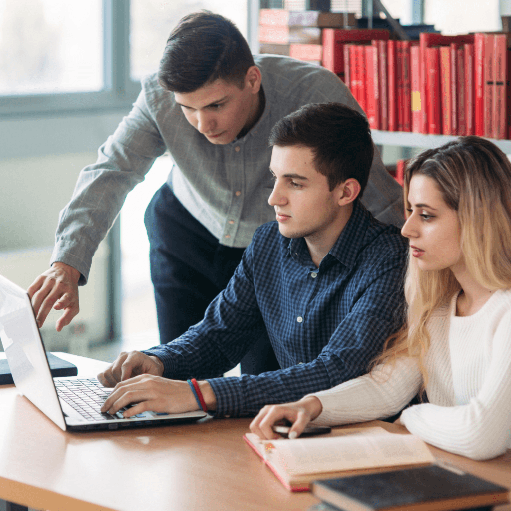 Étudiants préparant leur dossier universitaire avec ORIENT ME